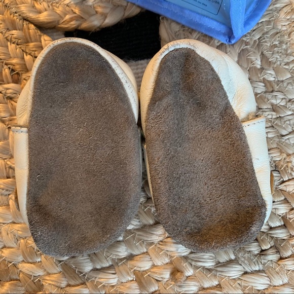 0-6 month soft sole lion Robeez - Picture 2 of 3